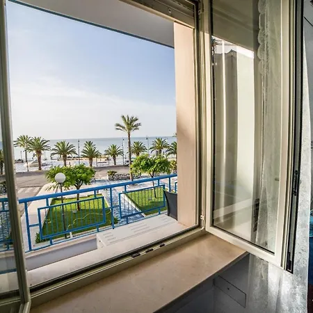 Rotonda Sul Mare 3* מנפרדוניה